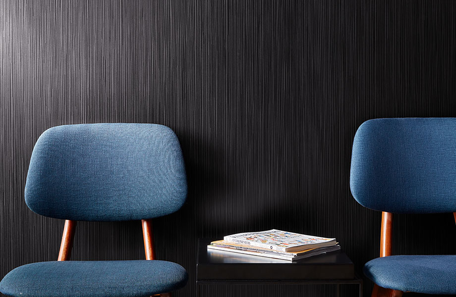 Laminado DecoMetal® M3722 Black Linework en revestimiento de paredes de hospitalidad
